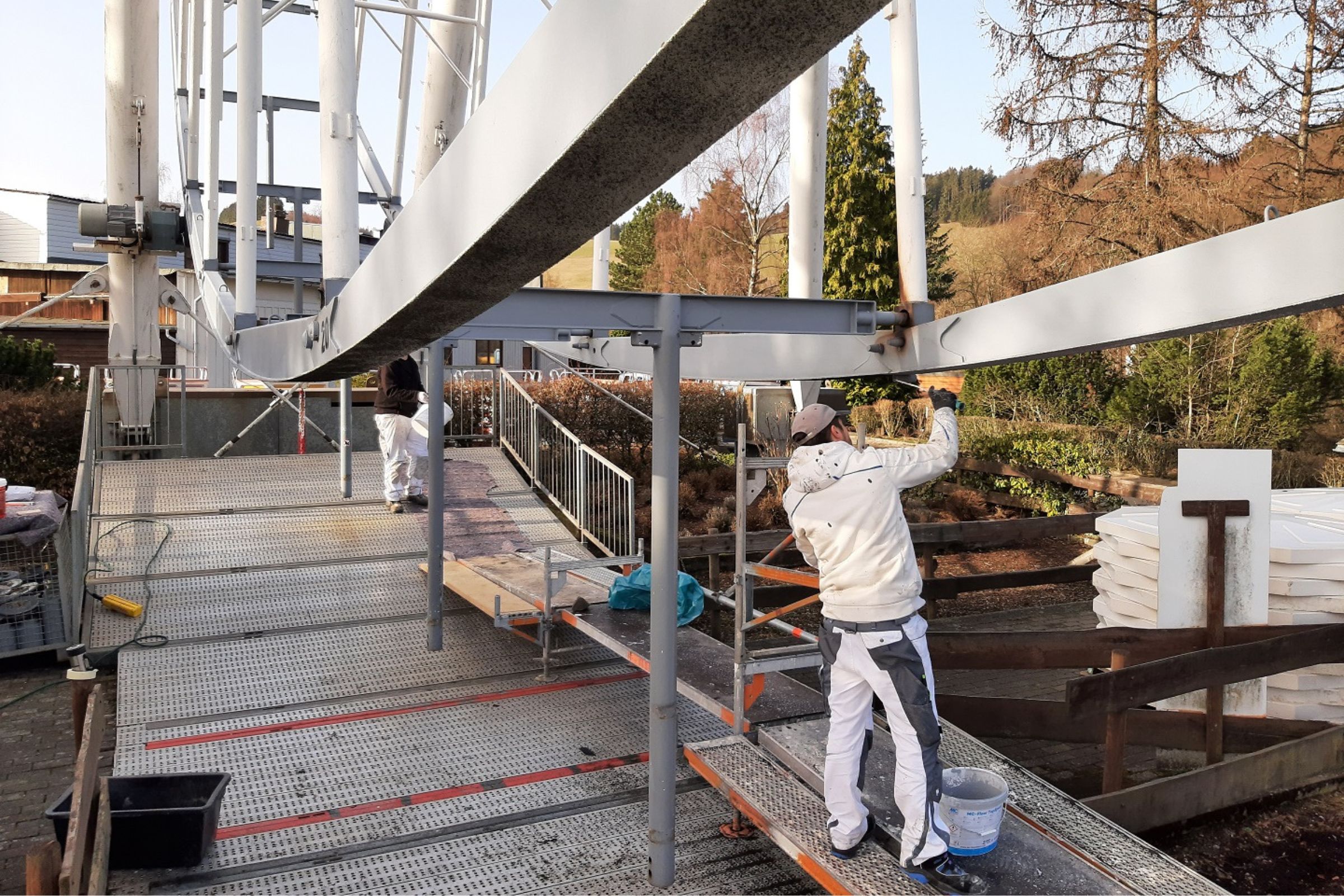 MC-DUR TopSpeed being applied to the steel of the Ferris wheel.